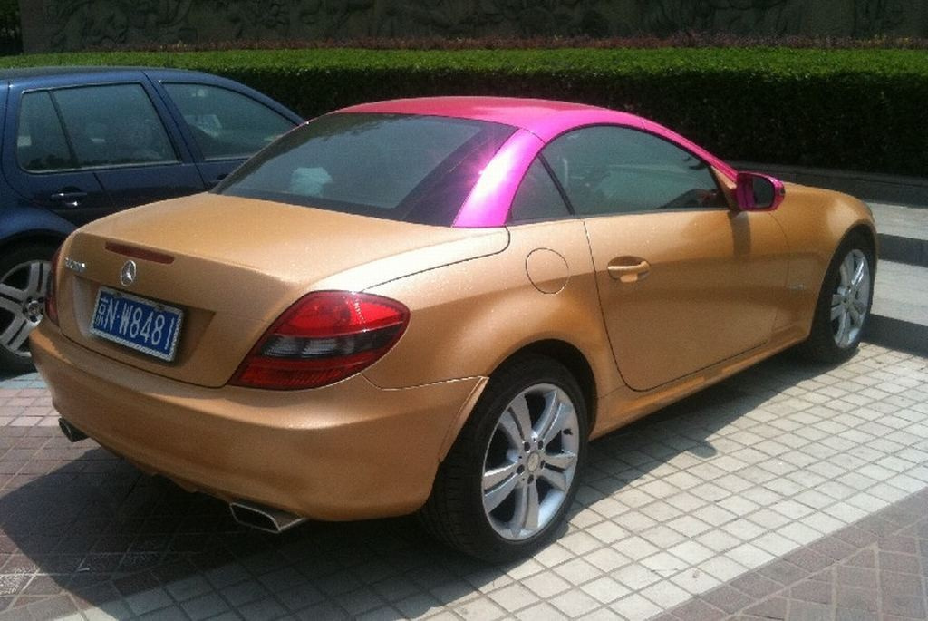 https://www.mercedes-fans.de/thumbs/gal/43/38/05/i_full/sakrileg-mercedes-slk-in-glitzergold-und-rosa-ist-das-exklusive-exterieur-des-roadster-super-oder-suboptimal-53843.jpg