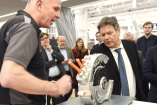 Bundesminister für Wirtschaft und Klimaschutz besucht den Stern: Robert Habeck zu Gast im Mercedes-Benz Werk Berlin-Marienfelde
