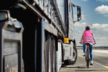 Sicherheit im Straßenverkehr: Leben retten im toten Winkel: Online-Petition: Über 151.000 Menschen fordern Lkw-Abbiege-Assistenten - Mercedes hat ihn schon 