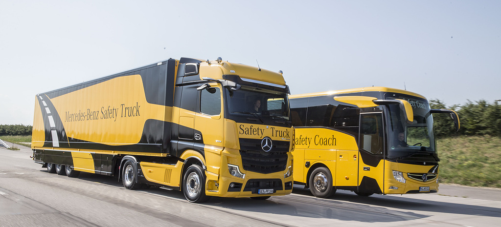 Daimler Truck Feiert Meilenstein Für Die Sicherheit In Lkw Und Bussen ...