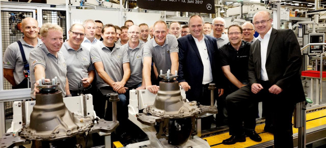 Mercedes-Benz Werk Kassel: Läuft wie geschmiert: Produktionsstart für die „intelligente" Lkw-Achse von Mercedes