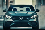 US TV-Spot: Mercedes-AMG E 63 4MATIC+ vs. Rivalen der Rennbahn : Kräftemessen: In der US-Werbung lässt der E63 gewaltig die Muskeln spielen