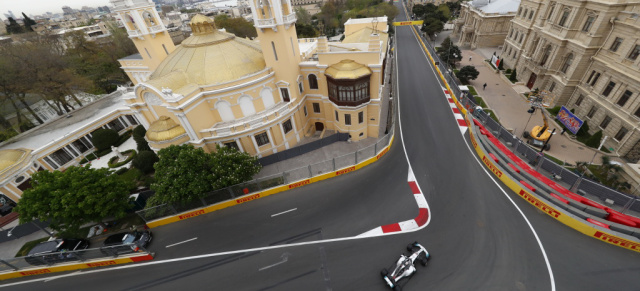 Um Haaresbreite: die Silberpfeile schlagen zurück : Lewis Hamilton gewinnt das Formel 1- Rennen in Baku