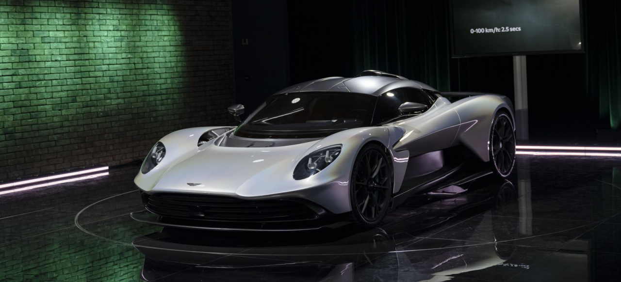 Neuer Aston Martin Valhalla fordert AMG ONE heraus‭: Rivale der Rennbahn
