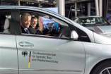Von Amts wegen: lokal emissionsfreie Mercedes Mobilität : Mercedes-Benz Mercedes-Benz B-Klasse F-CELL ans Bundesverkehrsministerium übergeben
