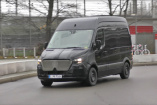 Mercedes-Erlkönig erwischt: Spy Shot Video: Der neue Mercedes Sprinter 2018 zeigt seine Rückleuchten