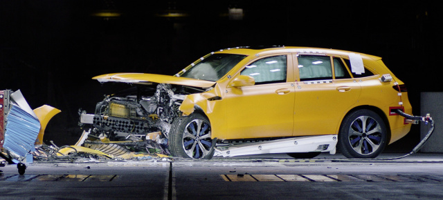 Mercedes-Benz fährt den neuen EQC gegen die Wand: Sicherer Stromer: Crash-Verhalten des Mercedes-Benz EQC (Video)