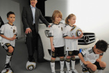 Anpfiff zum Mercedes-Benz Junior Cup am 6./7. Januar 2010: Fußball-Lichtgestalt Franz Beckenbauer  wird den Nachwuchskickern genau auf die Füße gucken