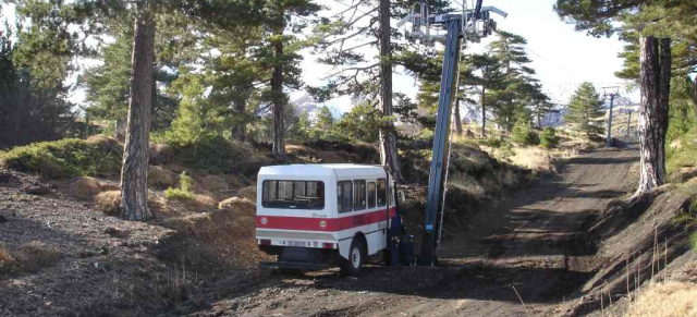 Der Vulkan ruft - der Unimog 5000 kommt: In über 2500 Metern Höhe transportiert der Mercedes-Benz Unimog Touristen zum Lavafeld des Torre del Filosofo 