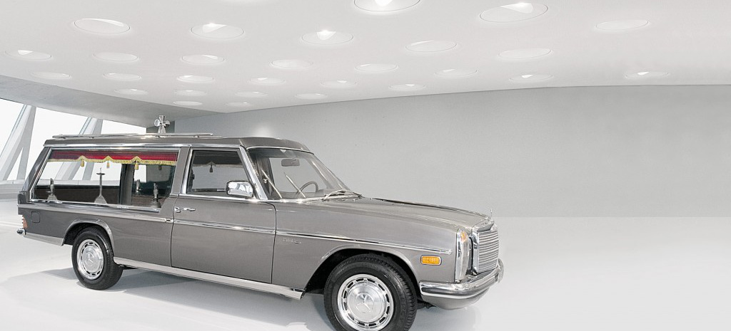 Ruhe Sanft 1975 Mercedes Benz 200 D Bestatter Prunkvoller Mercedes Oldtimer Fur Die Letzte Fahrt Classic Mercedes Fans Das Magazin Fur Mercedes Benz Enthusiasten