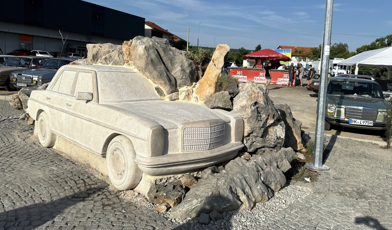 Feierliche Eröffnung: Imotski lockt zahlreiche Mercedes-Fans an: MB /8 ...