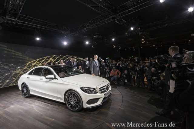 Video: Mercedes In Detroit - Weltpremiere Der C-Klasse: Bewegte Bilder ...