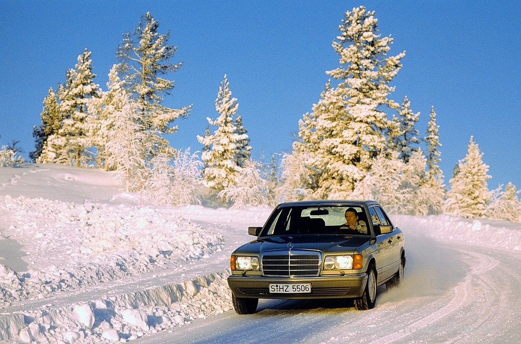 Klassische Mercedes-Benz im Schnee: Wallpaper zum Herunterladen