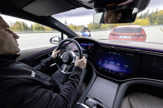Mercedes-Sicherheitsstudie: Wenn das Warndreieck autonom aus dem Auto fährt  