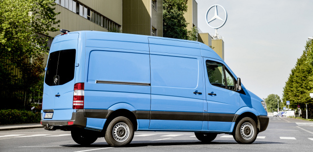 Mercedes-Benz Sprinter nun auch mit Frontantrieb - Ihr Motorsport-Magazin
